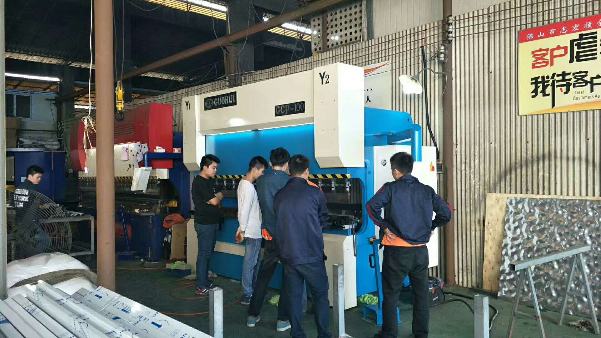 國輝機械3臺電液伺服折彎機抵達佛山力源市場