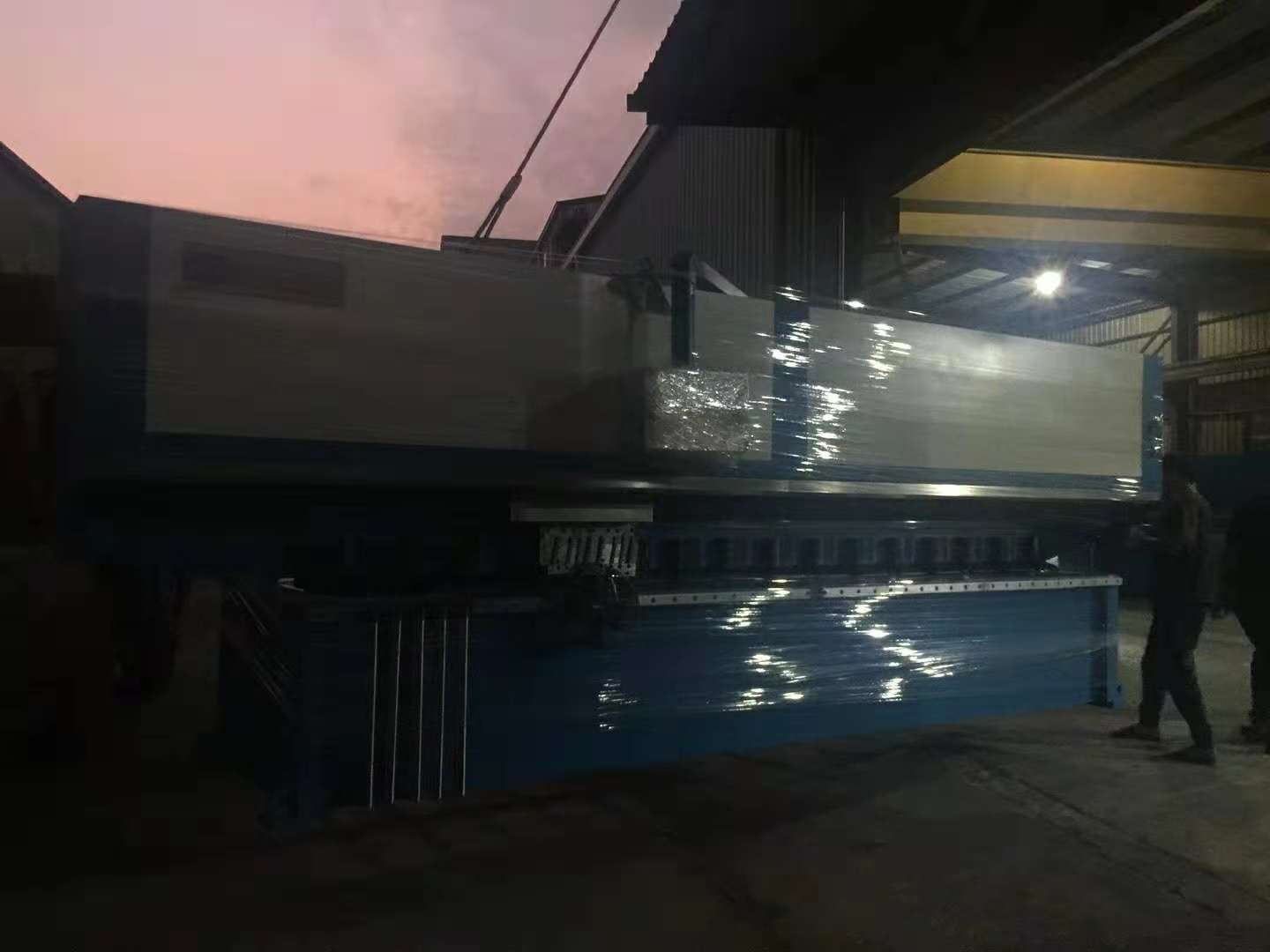 國輝機械兩臺4米雙頭刨槽機發往廣州番禺